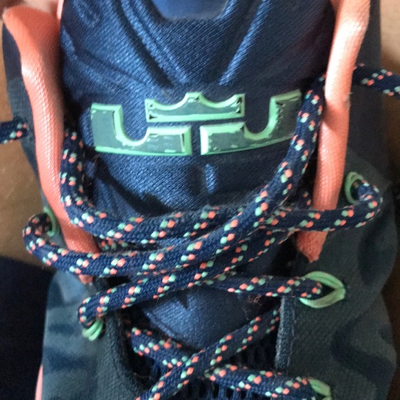 Lebron 11 King’s Pride - Picture 3 of 5